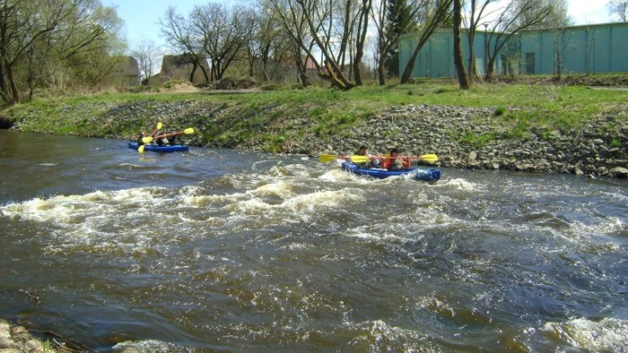 16. Spływ kajakiem. Próg wodny rzeka Parsęta Białogard ul. Kisielice